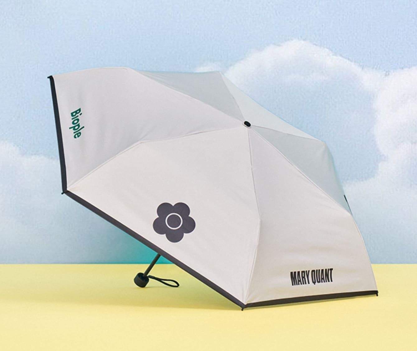 PROTECT U の日傘と女性